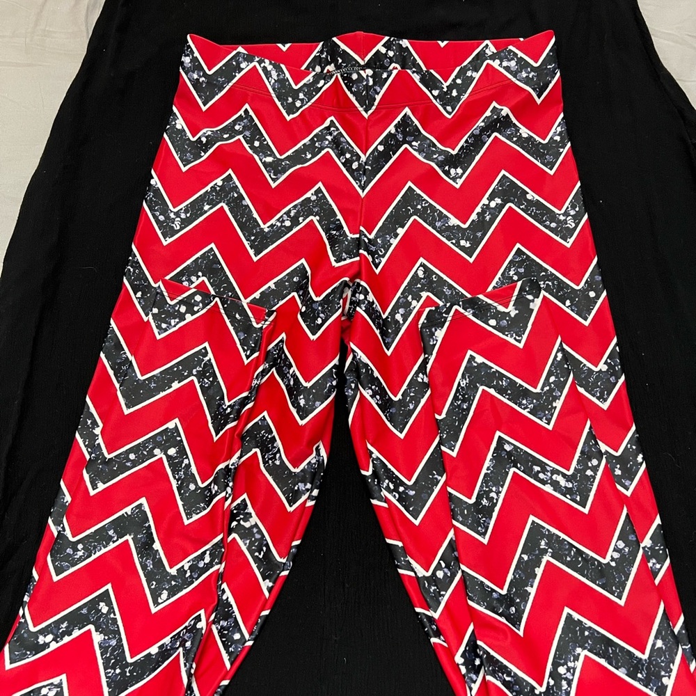 WOMEN’S NWOT RED AND BLACK LEGGINGS!!! SIZE M